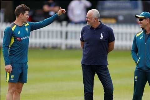 Tim Paine speaks to Justin Langer (Credit: Reuters)