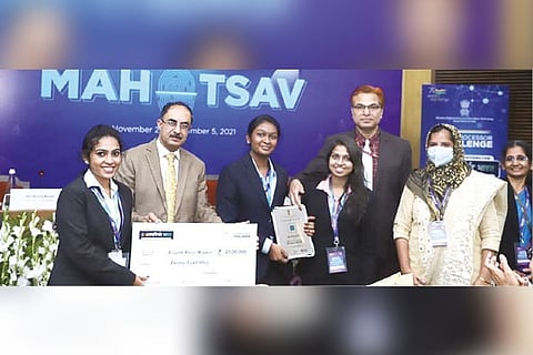 VIT team ?Quinproc? receiving Rs 20 lakh in Swadeshi Microprocessor Challenge, conducted by MeitY