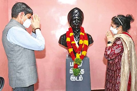 Gov RN Ravi paying tribute to bust of Mahakavi Bharati at Ettayapuram in Thoothukudi district