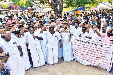 Fishermen staging a demo condemning the arrest of their 55 colleagues by Sri Lankan Navy