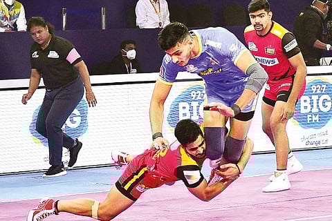 Action during the PKL 8 contest between Thalaivas and Bulls
