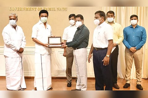 Stalin handing over the cheque for Rs 3 crore to Pudukkottai Devasthanam officials at Secretariat