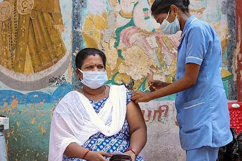 A health worker administers vaccine to a woman (Photo: PTI)