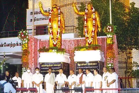 Chief Minister MK Stalin unveiling the statues at Thanjavur on Wednesday