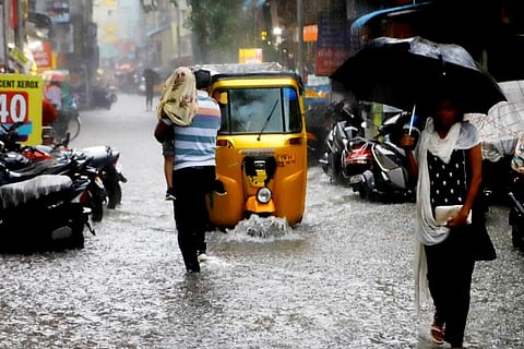 Heavy rain lashes Chennai (Credit: Manivasagan)