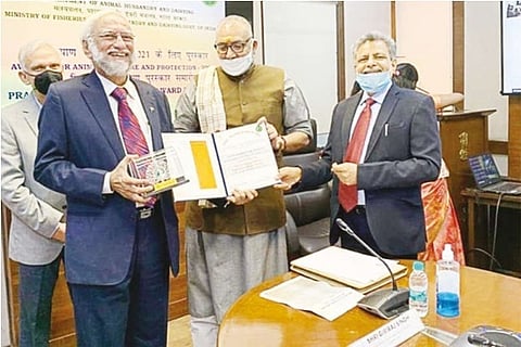 Union Minister presents Prani Mitraaward to Blue Cross co-founder