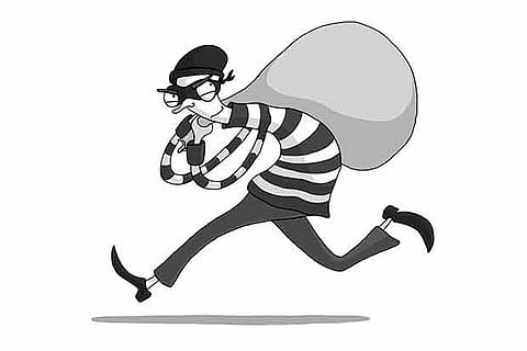 Transpersons con woman, escape with laptop in Vepery