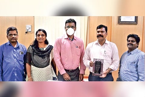 Corporation Commissioner N Sankar (holding the award) flanked by other officials in Vellore