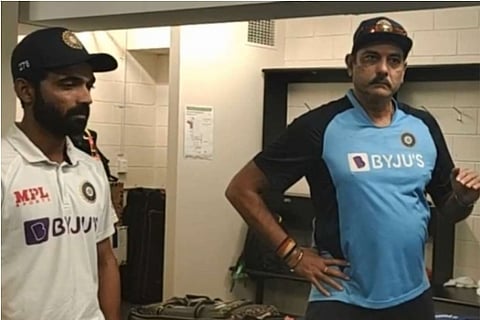 Source: Twitter; Ravi Shastri is seen interacting with the team in dressing room