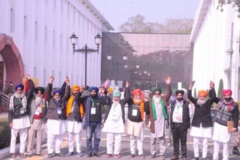 Govt makes big offer to bring farmers around, proposes to defer laws