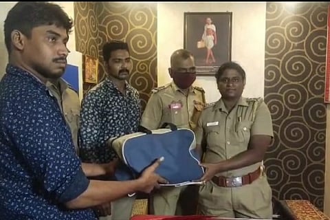 Saravanakumar  handing over the jewel bag to Cops