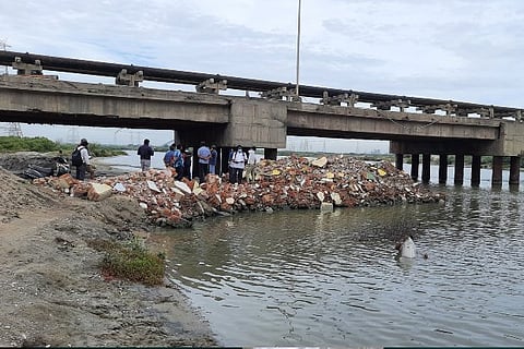 Activists accuse TANGEDCO of dumping debris on Kosasthalai river backwaters