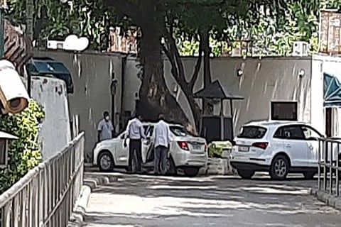 Sidhu, Harish Rawat reach 10 Janpath to meet Sonia Gandhi