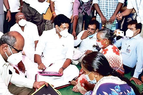 School Education Minister Anbil Mahesh Poyyamozhi inspecting the literacy programme