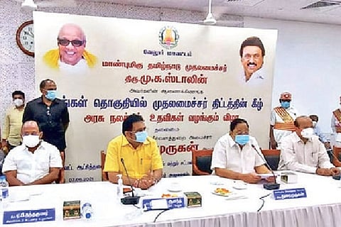 Water Resources Minister Duraimurugan at a meeting to hand over benefits to 484 beneficiaries