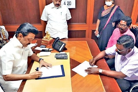 Stalin and Thirumavalavan signing the poll agreement.