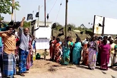 Protesting Athivakkam villagers.