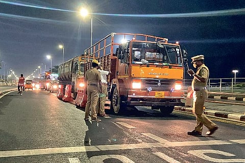 Policemen conduct vehicle check during night curfew in Chennai (File photo)