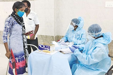 tudents Vishali and Kumudha attend to a COVID admission