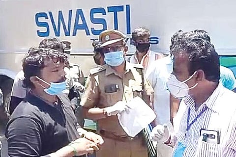 Officials pull up private bus staff for increasing fare and flouting norms at Perungalathur