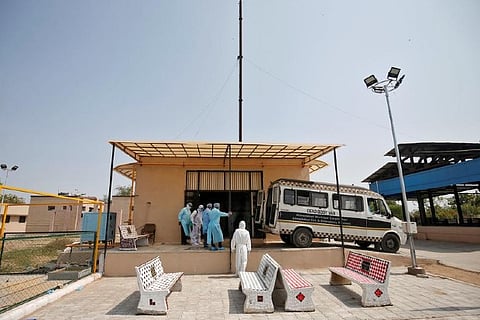 Sri Lanka halts trains, buses to curb virus