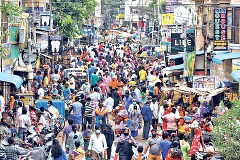 With strict lockdown set to take effect from Monday, the market at Royapettah witnessed huge crowd