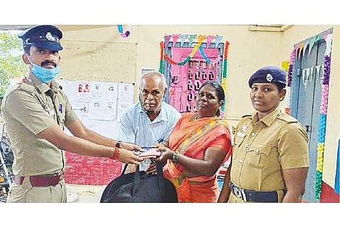 The couple receiving their lost bag containing valuables from the Tambaram Railway Police