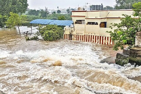 Excess water from Uyyankondan river triggers heavy flow in Kudamurutti in Tiruchy on Tuesday