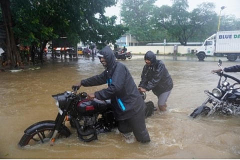 Heavy rains lash Kerala causes flood in streets
