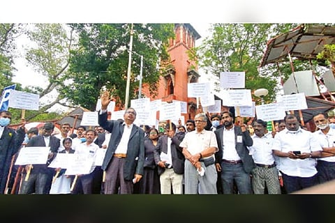 Advocates raise slogans against SC Collegium at the MHC on Monda