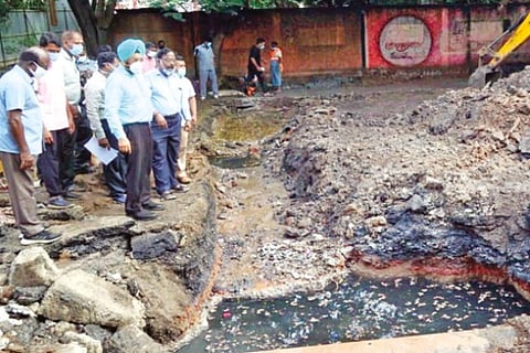 Gagandeep Singh Bedi inspecting cleaning of stormwater drain culvert at Anna Main Road-Jawaharlal Nehru Road