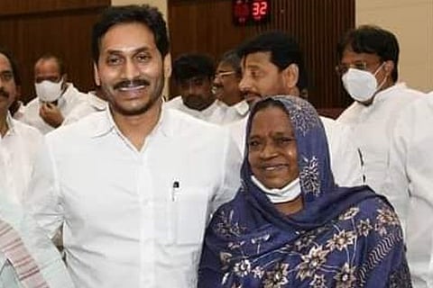 (from left) YS Jagan Mohan Reddy and Mohammed Karimunnisa (Source: Twitter)