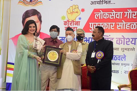 Maharashtra Governor honours actress Zareen Khan (Source: Governor of Maharashtra Twitter handle)