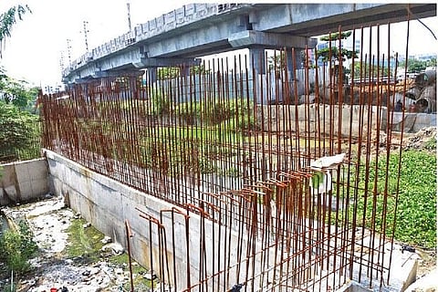 The illegal bridge which is being built in Buckingham Canal by the TNRDC