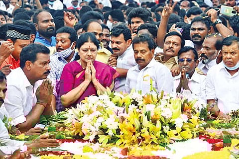 Sasikala and her supporters pay tribute at Jayalalithaa?s memorial on Saturday