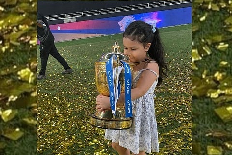 Ziva Dhoni carrying the IPL Trophy (Image source: Twitter/CSKFansofficial)