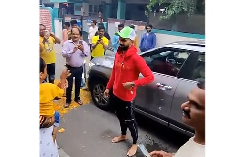 Ruturaj Gaikwad welcomed home in a grand manner (Image source: Twitter)