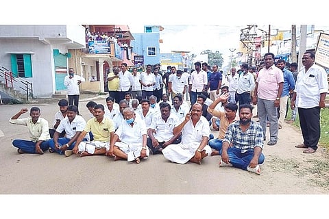 Members of DMK faction that lost chairperson?s poll in Tirupattur district staging a road roko