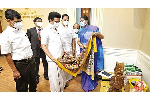 TN CM Stalin looks at handloom products