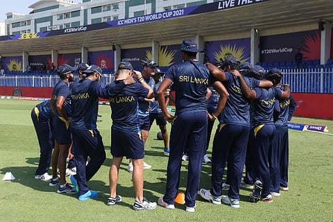 Team Sri Lanka having a discussion (Source: Twitter/ICC)