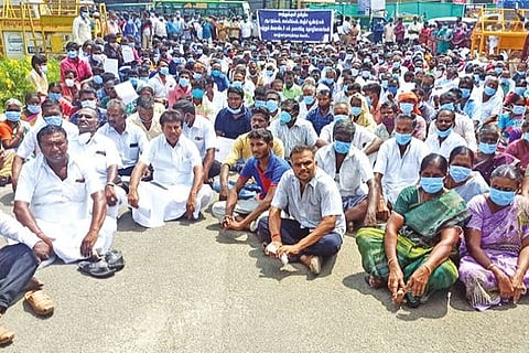 Grinding stone manufacturers protesting at Tirupur Collectorate on Monday
