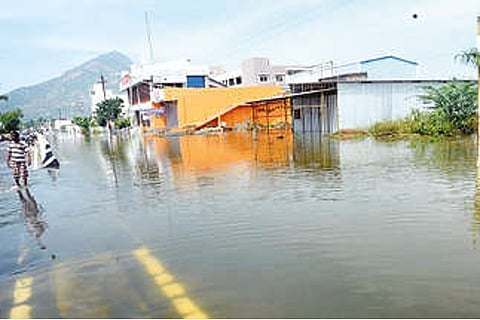 Flash floods hit life in Salem, Tiruvannamalai