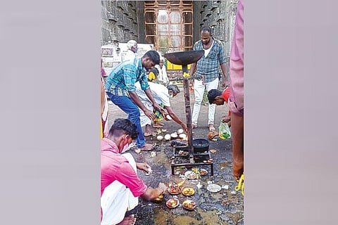 Devotees praying in front of Arunachaleswarar Temple