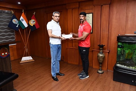 Chennai Police Commissioner Shankar Jiwal with Head constable Purushothaman