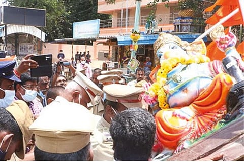 Police preventing Hindu Munnani workers from taking out a procession in Vellore on Friday