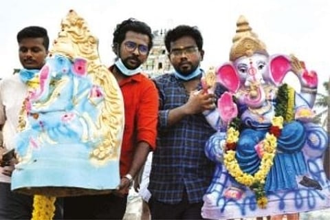People carrying Vinayaka idol for immersion (Photo by Justin George)