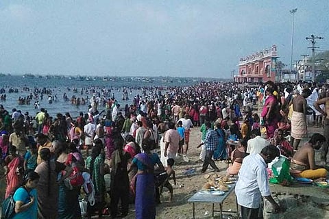 Devotees flocking Agnitheertham. File photo