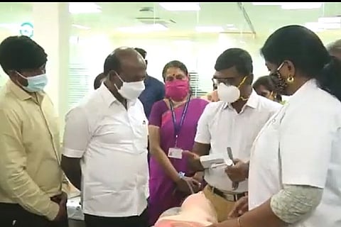 Doctors explaining procedures to Minister Subramanian. Image: Twitter screengrab - @Subramanian_ma