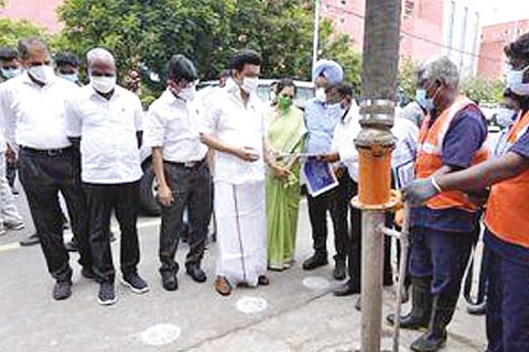 CM inspects desilting of a drain in Chennai