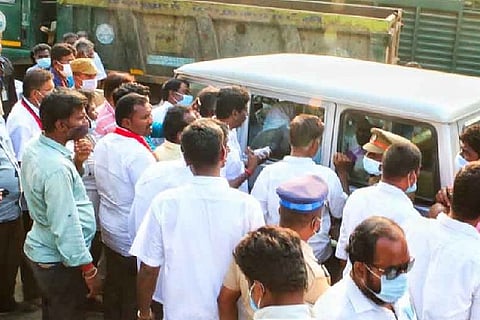 AIADMK workers stopping the officer's vehicle following rejection. Image: Daily Thanthi